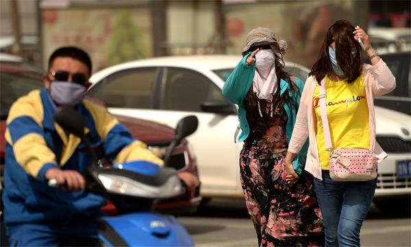 济南:大风沙尘天昏黄 出门戴口罩成标配