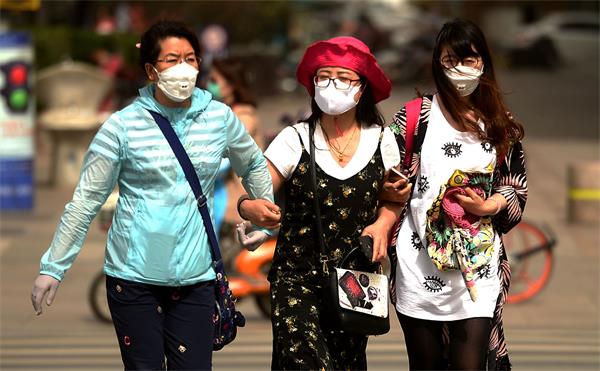 济南:大风沙尘天昏黄 出门戴口罩成标配