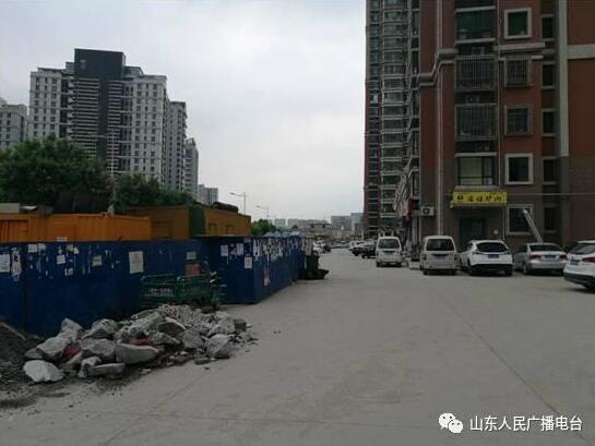 崇华路人行道上发电机组日夜轰鸣 噪音严重影响居民生活