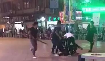 章丘大润发门口众人持刀群殴一男子场面血腥 一白衣女子挡刀