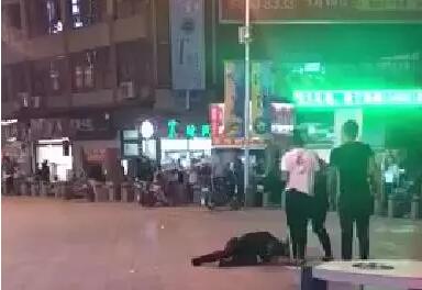 章丘大润发门口众人持刀群殴一男子场面血腥 一白衣女子挡刀