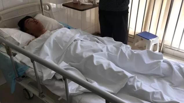 章丘大润发门口众人持刀群殴一男子场面血腥 一白衣女子挡刀