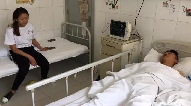 章丘大润发门口众人持刀群殴一男子场面血腥 一白衣女子挡刀