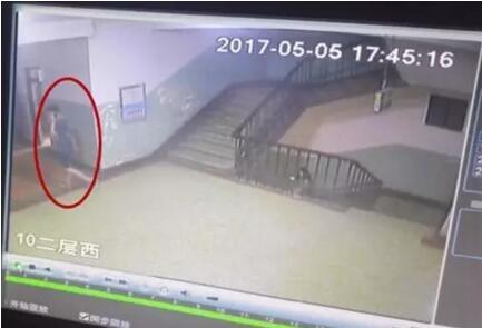 山师惊现猥琐男专去女厕摸完就跑 类似事件不是头一次发生