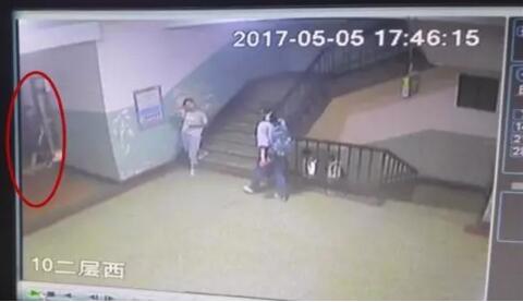 山师惊现猥琐男专去女厕摸完就跑 类似事件不是头一次发生