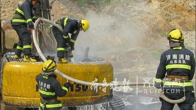 济南水映丽山小区旁挖掘机起火 消防经济救援原因待查
