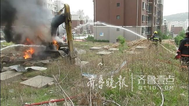 济南水映丽山小区旁挖掘机起火 消防经济救援原因待查