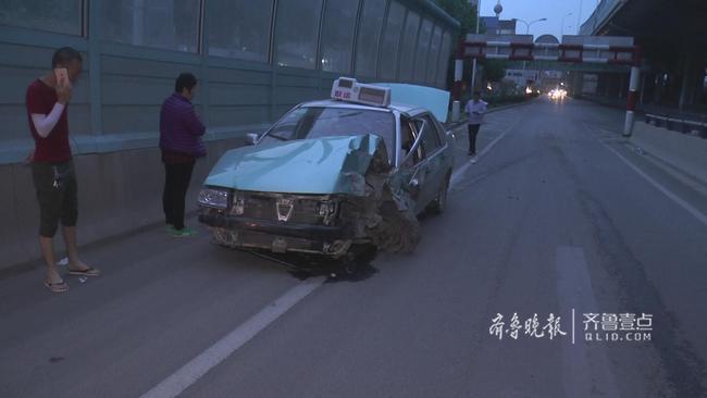 济南街头一出租车凌晨撞个稀烂 司机却不知哪儿去了