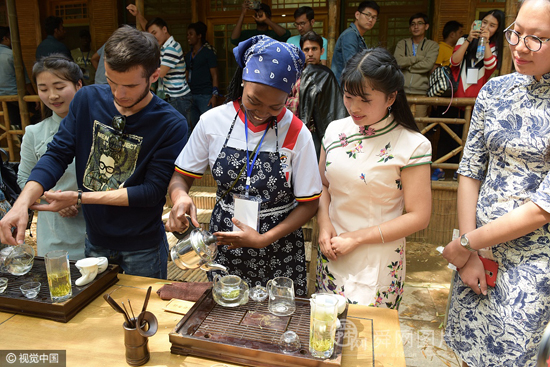 青岛：“一带一路”沿线国家留学生体验中国茶文化