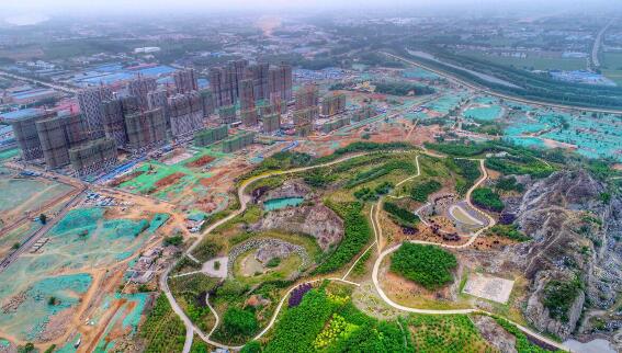 济南卧牛山修复重披绿 昔日矿坑蓄水变成景观湖