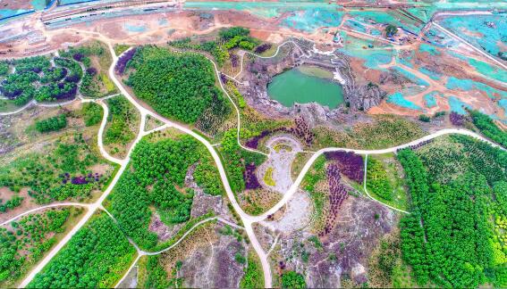 济南卧牛山修复重披绿 昔日矿坑蓄水变成景观湖