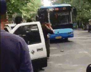 潍坊城管与商贩厮打视频疯传 到底是谁先动的手？