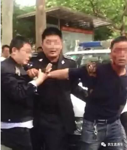 潍坊城管与商贩厮打视频疯传 到底是谁先动的手？