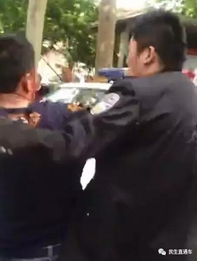潍坊城管与商贩厮打视频疯传 到底是谁先动的手？