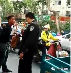 潍坊城管与商贩厮打视频疯传 到底是谁先动的手？