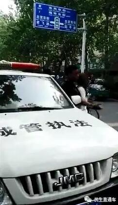 潍坊城管与商贩厮打视频疯传 到底是谁先动的手？