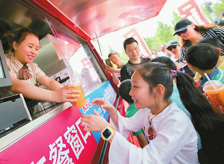 山东首辆肯德基移动餐车亮相济南 