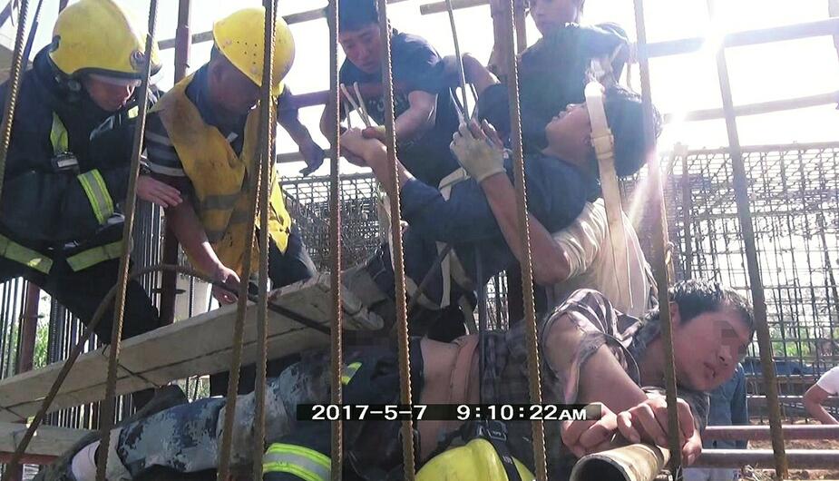 两名工人施工时不慎跌落致钢筋插入身体 消防部门紧急救援