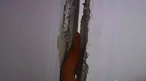 临沂临沭惊现楼歪歪！2楼看电视4楼能听见裂缝能伸拳头