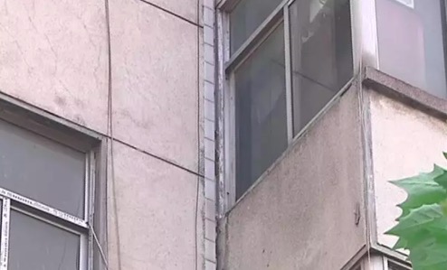 临沂临沭惊现楼歪歪！2楼看电视4楼能听见裂缝能伸拳头