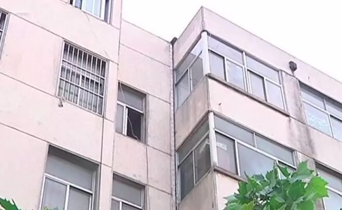 临沂临沭惊现楼歪歪！2楼看电视4楼能听见裂缝能伸拳头