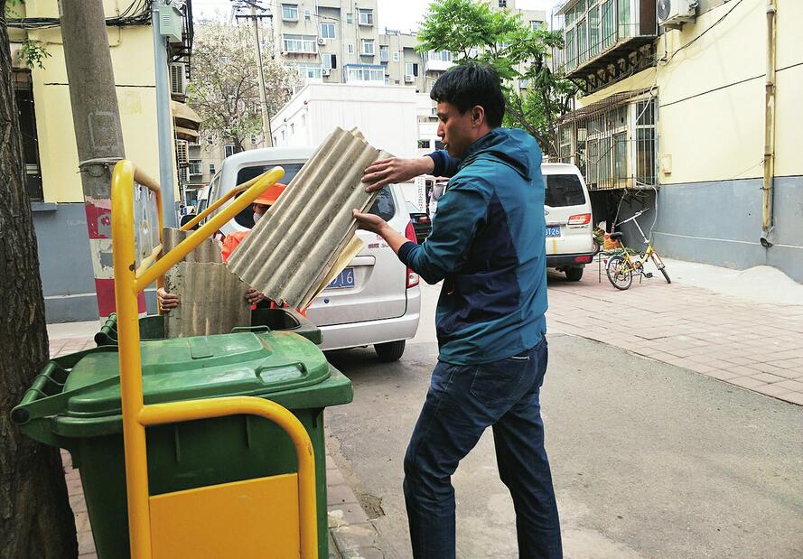 南村街道环卫所所长代庆东 用脚步丈量城市环境之美