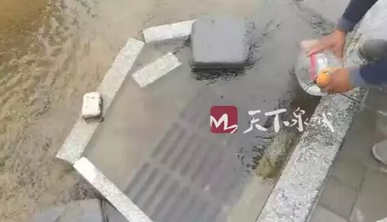 济南槐荫区齐州路和烟台路交叉口被爆清水白流两个月