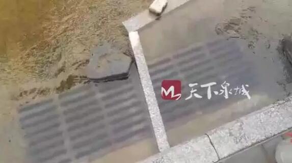 济南槐荫区齐州路和烟台路交叉口被爆清水白流两个月