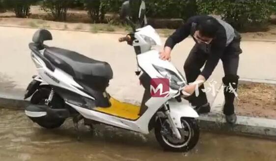 济南槐荫区齐州路和烟台路交叉口被爆清水白流两个月