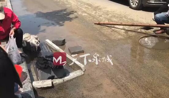 济南槐荫区齐州路和烟台路交叉口被爆清水白流两个月