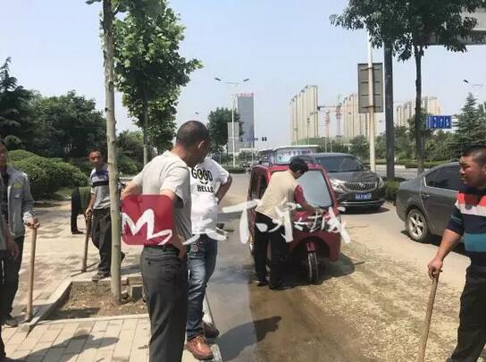 济南槐荫区齐州路和烟台路交叉口被爆清水白流两个月