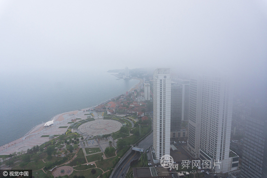 烟台大雾弥漫宛若“仙境” 城市楼宇、海上船只若隐若现