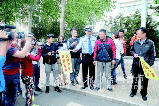 20分钟3个逆行电动车主路口举黄旗 常态执法何时建立?