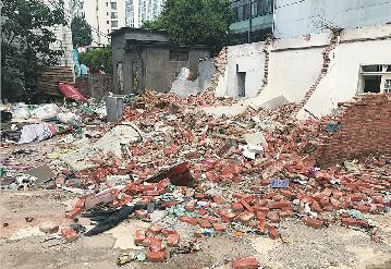 华信路泰山名饮南侧有大量建筑垃圾呈裸露状态