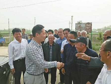 北赵村村民与"第一书记"赵明告别 驻村两年促贫困村变先进村