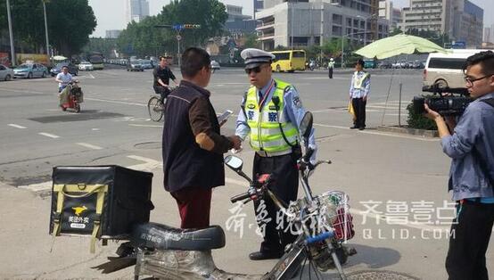 济南外卖小哥走机动车道被查 反嫌交警多管闲事耽误工作