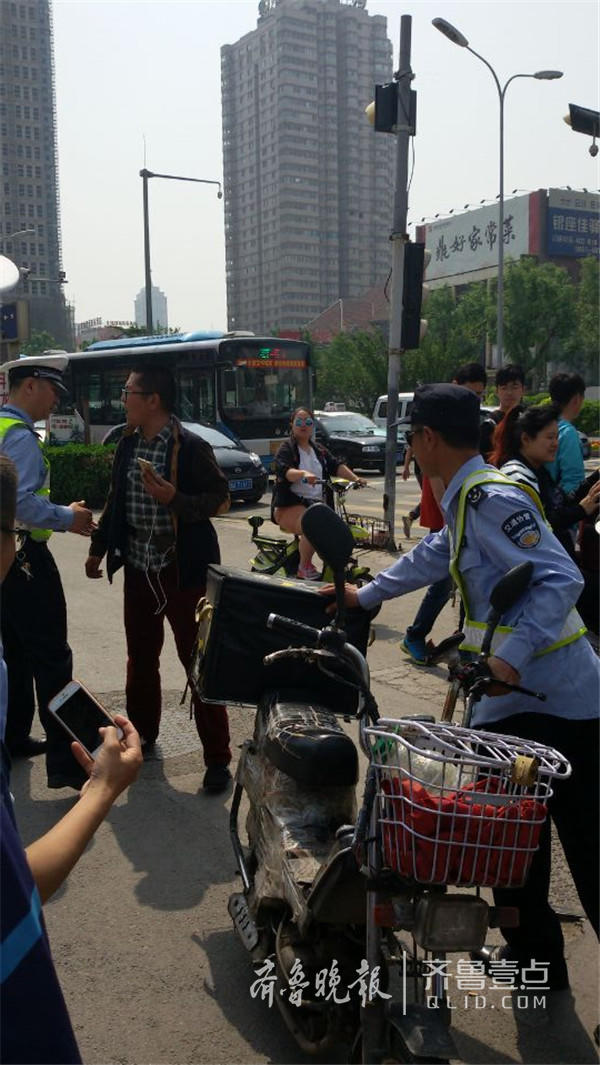 济南外卖小哥走机动车道被查 反嫌交警多管闲事耽误工作