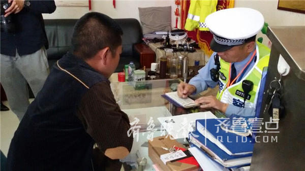 济南外卖小哥走机动车道被查 反嫌交警多管闲事耽误工作