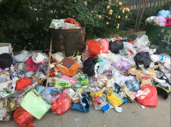 济南联四路清联花园小区垃圾堆成山 四天无人清理