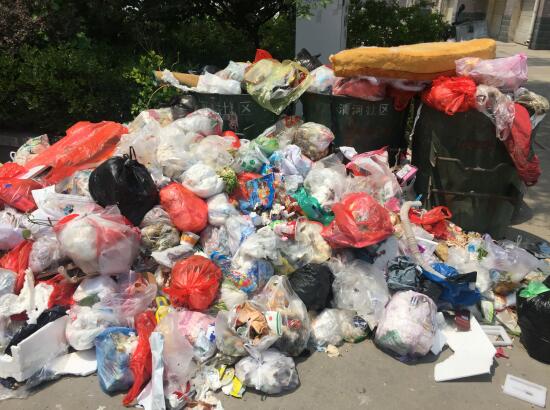 济南联四路清联花园小区垃圾堆成山 四天无人清理
