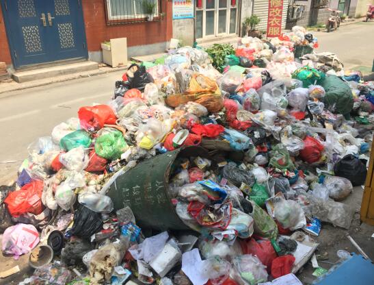 济南联四路清联花园小区垃圾堆成山 四天无人清理
