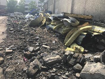千佛山东路39号院前建筑垃圾裸露 没有防尘措施