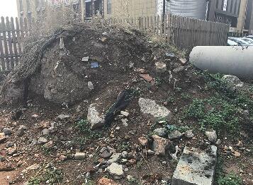 滨河南路历山北路路口垃圾随手扔 扬尘明显