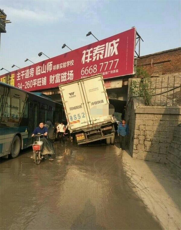 济南货车卡在济钢西门铁路桥桥洞 后方压车近2公里