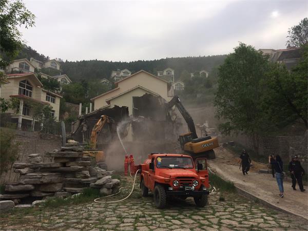 济南南部山区多年违建别墅群开拆