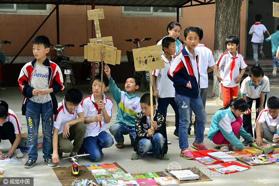 聊城一学校举办校园淘宝节 小学生使出浑身解数推销商品