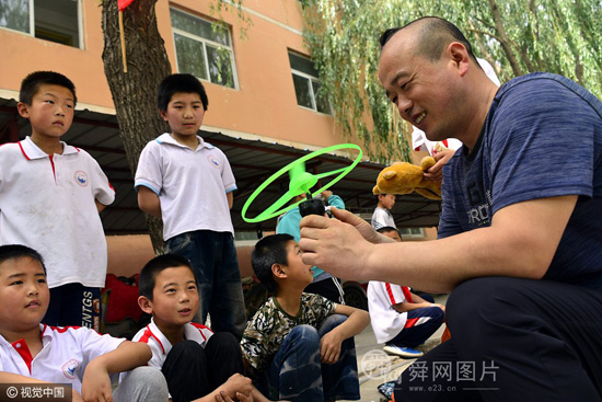 聊城一学校举办校园淘宝节 小学生使出浑身解数推销商品