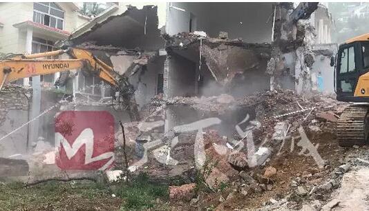 动手了!济南这处8000余平的豪华违建别墅群 今日开拆