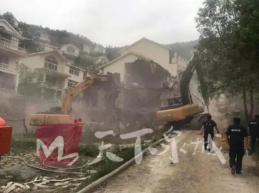 动手了!济南这处8000余平的豪华违建别墅群 今日开拆