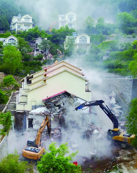 济南开拆南山豪华违建别墅群 有的别墅多次易主